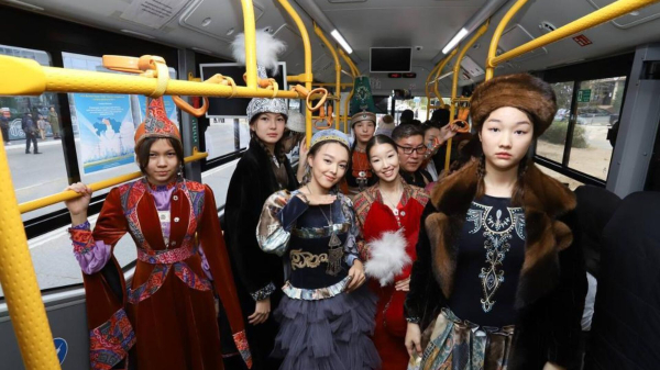 В Актау прошел парад национальной одежды В Актау прошел парад национальной одежды