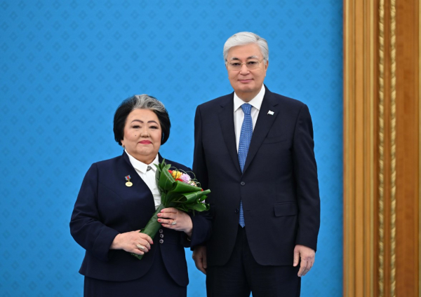 Токаев поздравил учителей с профессиональным праздником