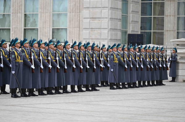 Токаев принял участие в церемонии поднятия Государственного флага Токаев принял участие в церемонии поднятия Государственного флага