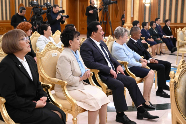 Токаев поздравил учителей с профессиональным праздником