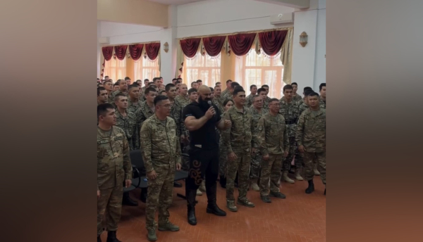 Сила духа и патриотизма: Гвардейцы встретились с рекордсменом мира Сила духа и патриотизма: Гвардейцы встретились с рекордсменом мира