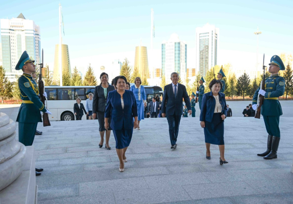 Токаев поздравил учителей с профессиональным праздником