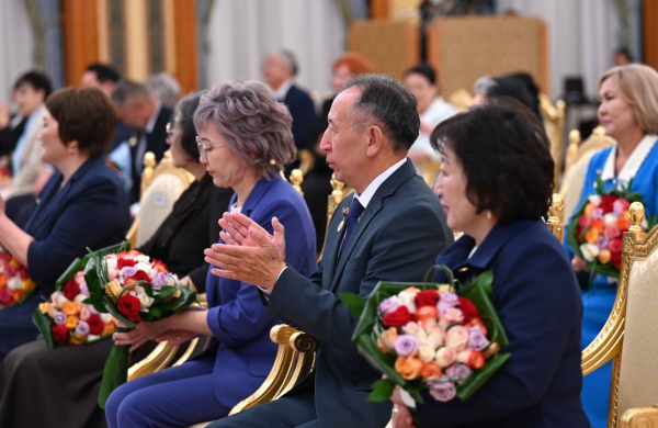 Токаев поздравил учителей с профессиональным праздником