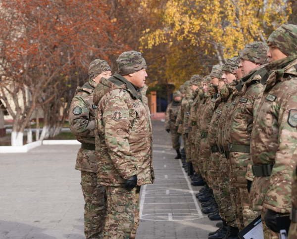 Столичные гвардейцы провели строевой смотр зимней формы одежды