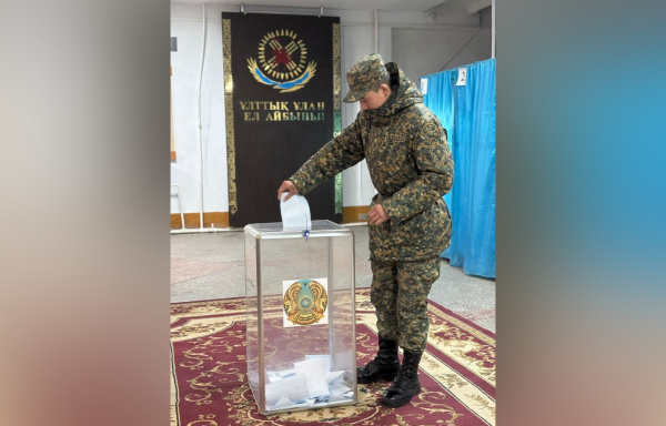 В Темиртау гвардейцы проголосовали на референдуме