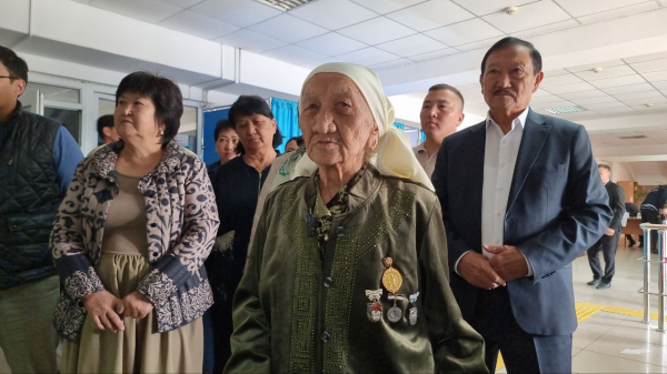 Три поколения, 33 голоса: Жаркентская семья Жакыбаевых на референдуме