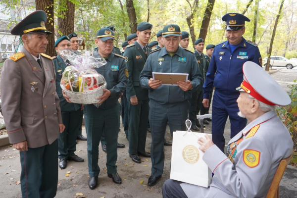 В Алматы военнослужащие поздравили ветерана войны с вековым юбилеем В Алматы военнослужащие поздравили ветерана войны с вековым юбилеем