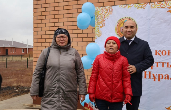 В Карагандинской области очередники получили ключи от новых квартир В Карагандинской области очередники получили ключи от новых квартир