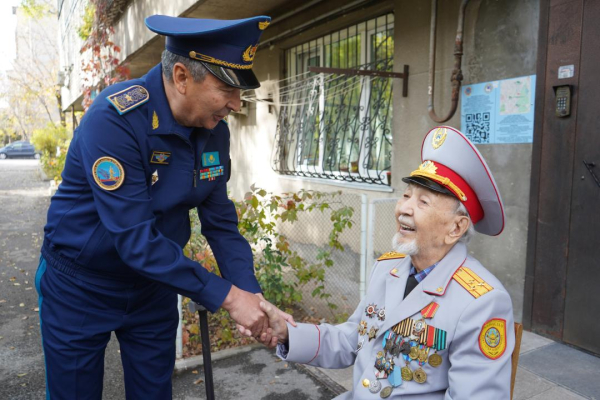 В Алматы военнослужащие поздравили ветерана войны с вековым юбилеем В Алматы военнослужащие поздравили ветерана войны с вековым юбилеем