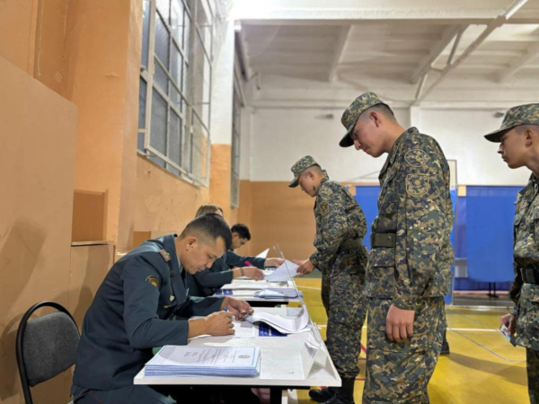 Гвардейцы голосуют одними из первых Гвардейцы голосуют одними из первых