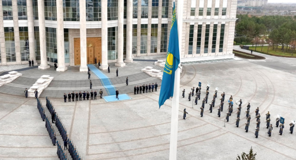 Токаев принял участие в церемонии поднятия Государственного флага Токаев принял участие в церемонии поднятия Государственного флага