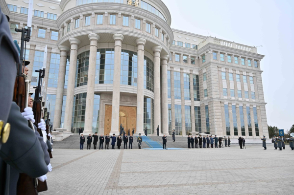 Токаев принял участие в церемонии поднятия Государственного флага Токаев принял участие в церемонии поднятия Государственного флага