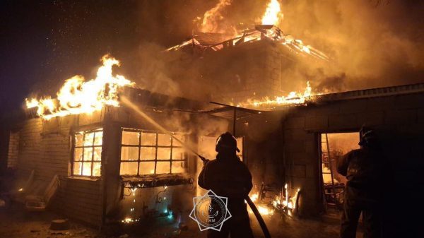 В огне оказался весь дом: пожар в дачном массиве тушили в Актобе В огне оказался весь дом: пожар в дачном массиве тушили в Актобе