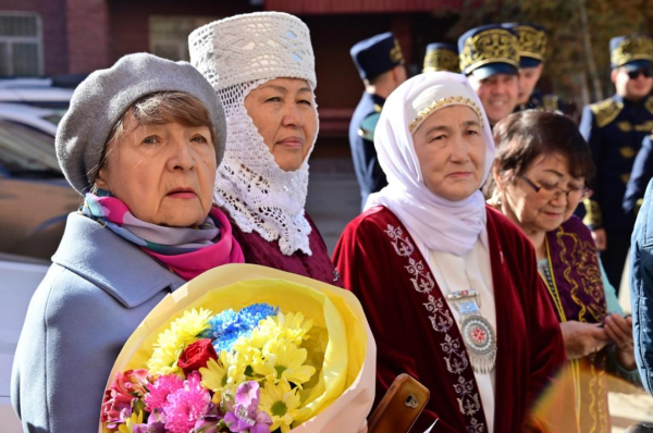 В Астане военнослужащие Вооруженных сил поздравили ветерана войны со 101-ой годовщиной В Астане военнослужащие Вооруженных сил поздравили ветерана войны со 101-ой годовщиной