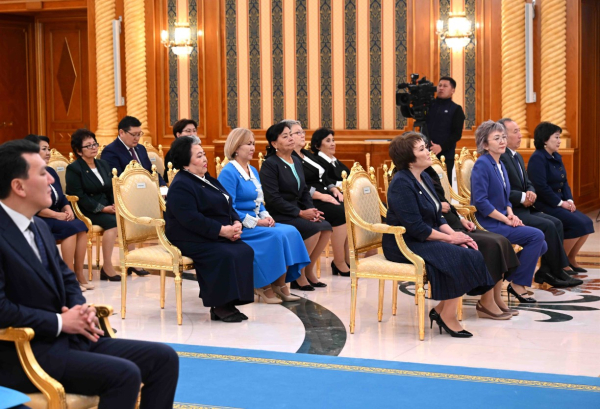 Токаев поздравил учителей с профессиональным праздником