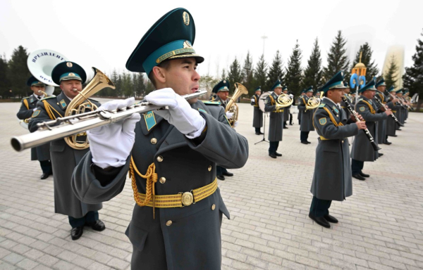Токаев принял участие в церемонии поднятия Государственного флага Токаев принял участие в церемонии поднятия Государственного флага