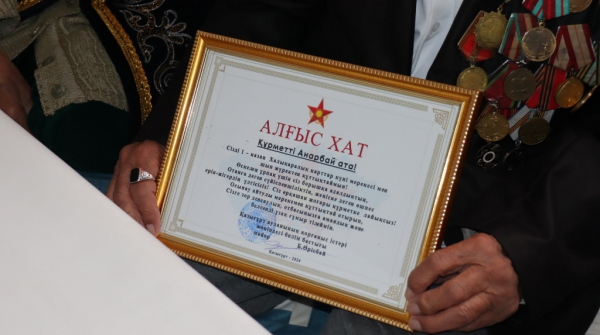 Военнослужащие поздравили ветерана войны с Международным днём пожилого человека