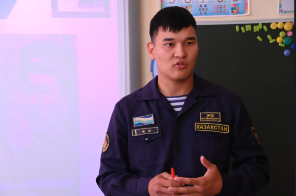 Школьники Актау узнали о подвиге героя Великой Отечественной от военных моряков