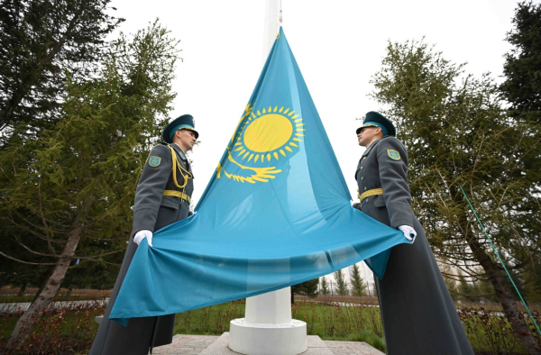 Токаев принял участие в церемонии поднятия Государственного флага Токаев принял участие в церемонии поднятия Государственного флага