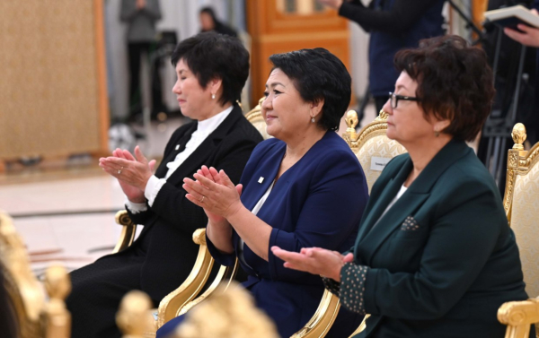 Токаев поздравил учителей с профессиональным праздником