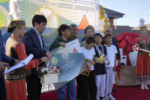 В Западно-Казахстанской области пострадавшим от паводков вручили ключи от новых домов