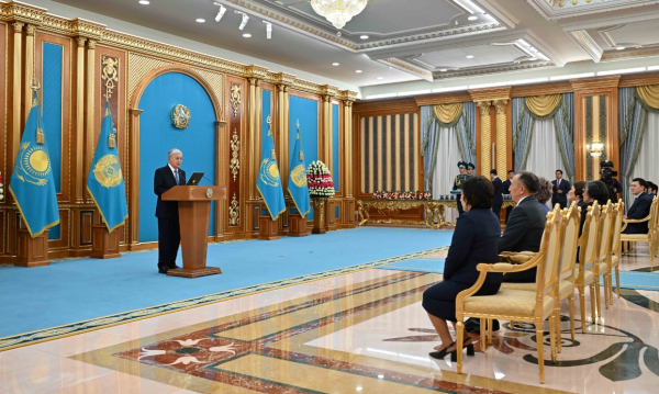 Токаев поздравил учителей с профессиональным праздником