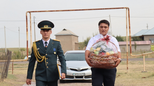 Военнослужащие поздравили ветерана войны с Международным днём пожилого человека