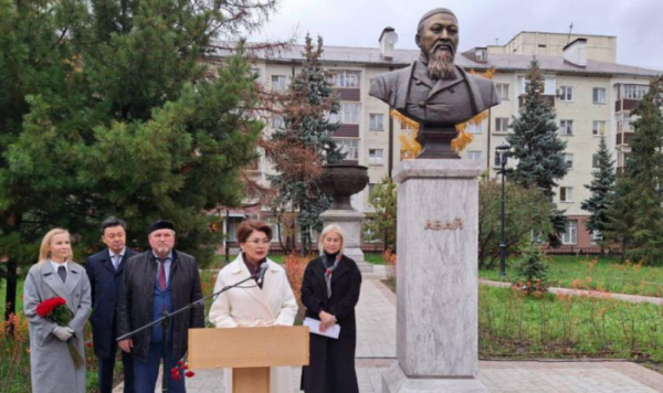 В Татарстане установили памятник Абаю Кунанбаеву В Татарстане установили памятник Абаю Кунанбаеву