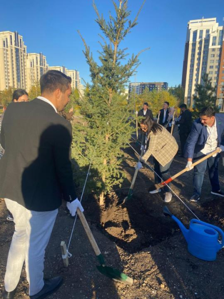 200 волонтеров посадили более 100 деревьев в Астане