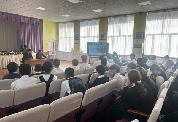 Школьники Актау узнали о подвиге героя Великой Отечественной от военных моряков