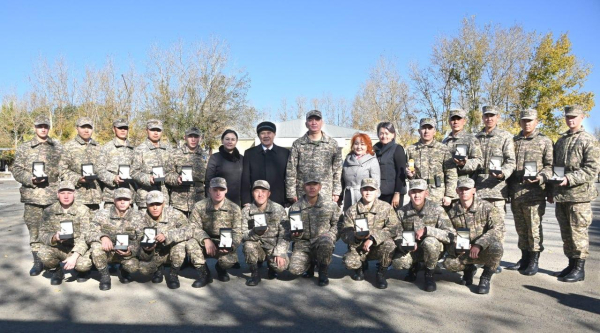 Более двух тысяч солдат Вооруженных сил награждены часами Более двух тысяч солдат Вооруженных сил награждены часами