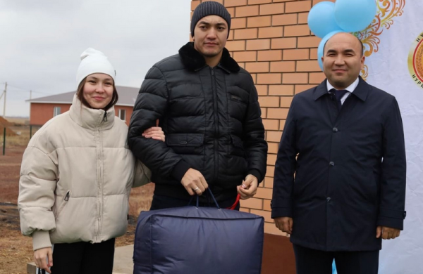 В Карагандинской области очередники получили ключи от новых квартир В Карагандинской области очередники получили ключи от новых квартир