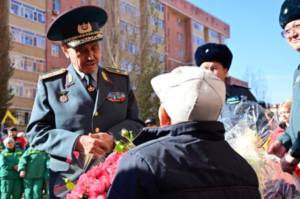 В Астане военнослужащие Вооруженных сил поздравили ветерана войны со 101-ой годовщиной В Астане военнослужащие Вооруженных сил поздравили ветерана войны со 101-ой годовщиной