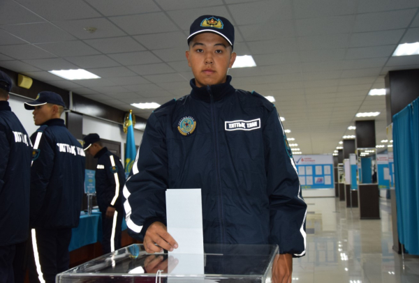 Гвардейцы голосуют одними из первых Гвардейцы голосуют одними из первых