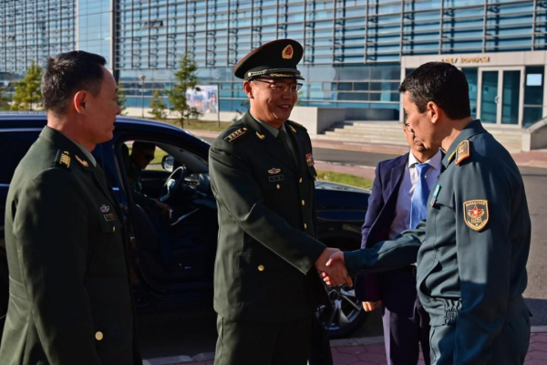 Национальный университет обороны РК принял делегацию НОАК