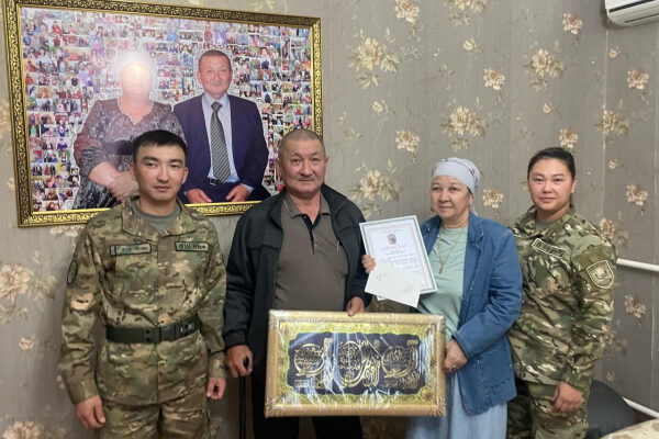 В Актау гвардейцы поздравили ветеранов войск правопорядка