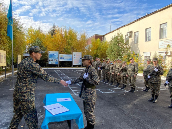 Девушки поклялись на верность Родине в Усть-Каменогорске Девушки поклялись на верность Родине в Усть-Каменогорске