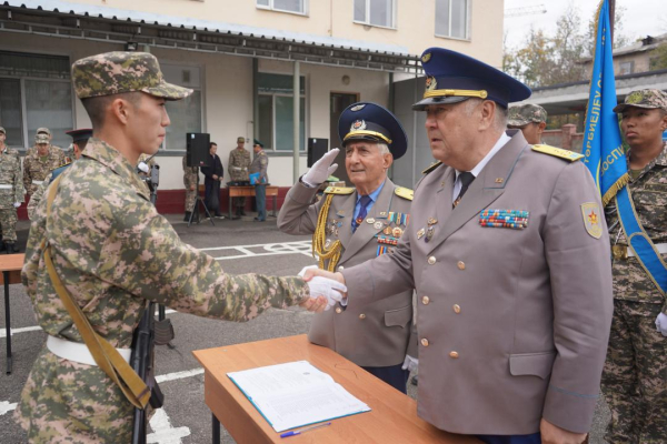 Выпускники Алматинской школы приняли Военную присягу Выпускники Алматинской школы приняли Военную присягу