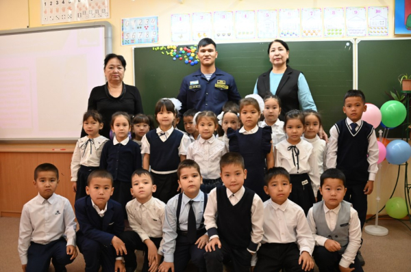 Школьники Актау узнали о подвиге героя Великой Отечественной от военных моряков