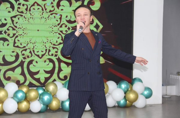 Столичные гвардейцы поздравили воспитателей Центра социального обслуживания