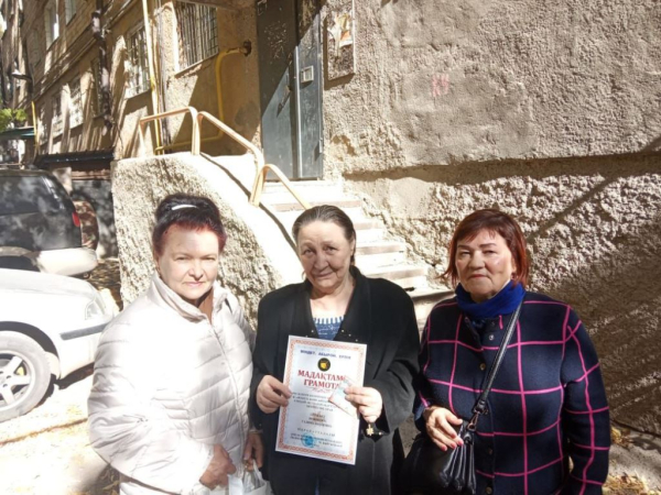 Гвардейцы поздравили пожилых людей с праздником