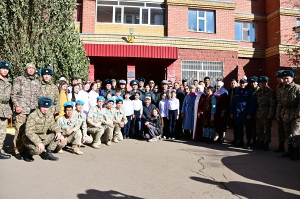 В Астане военнослужащие Вооруженных сил поздравили ветерана войны со 101-ой годовщиной В Астане военнослужащие Вооруженных сил поздравили ветерана войны со 101-ой годовщиной