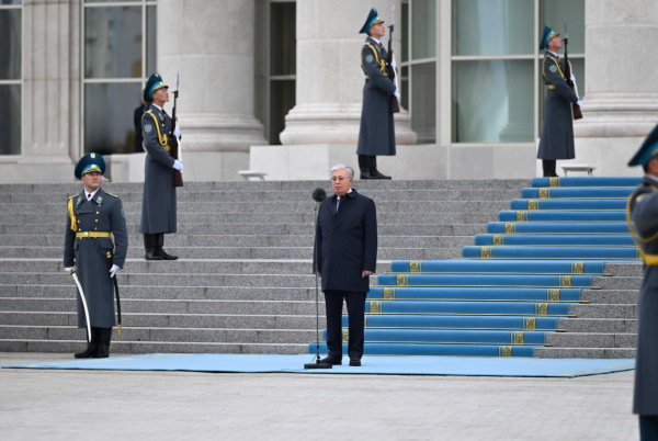 Токаев принял участие в церемонии поднятия Государственного флага Токаев принял участие в церемонии поднятия Государственного флага