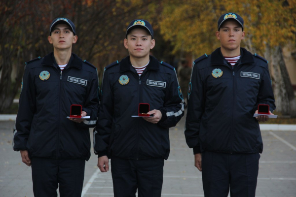 В столице наградили бойцов Нацгвардии, спасших прыгнувшую с моста молодую девушку
