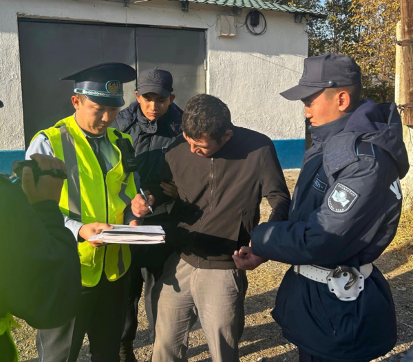 Двух перебросчиков наркотиков задержали гвардейцы в Шымкенте