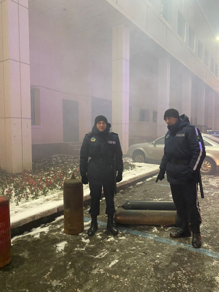 Бойцы Нацгвардии МВД РК эвакуировали людей и вынесли газовые баллоны с места пожара Бойцы Нацгвардии МВД РК эвакуировали людей и вынесли газовые баллоны с места пожара