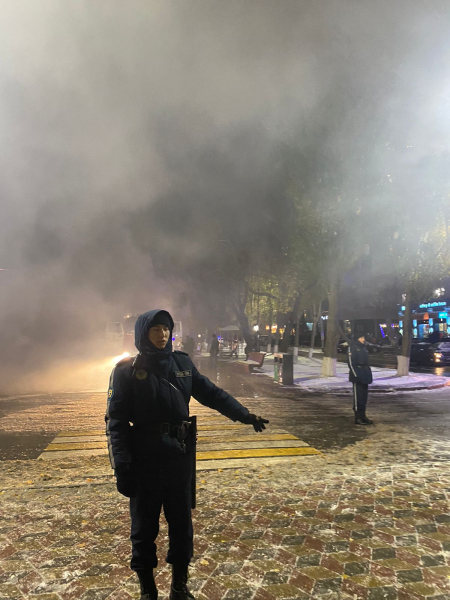 Бойцы Нацгвардии МВД РК эвакуировали людей и вынесли газовые баллоны с места пожара Бойцы Нацгвардии МВД РК эвакуировали людей и вынесли газовые баллоны с места пожара