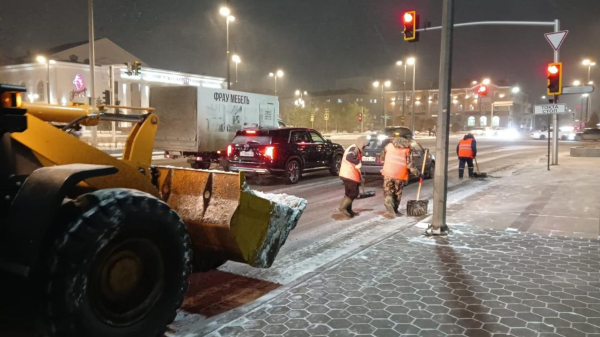 В Астане на уборку снега вывели сотни дорожных рабочих и техники