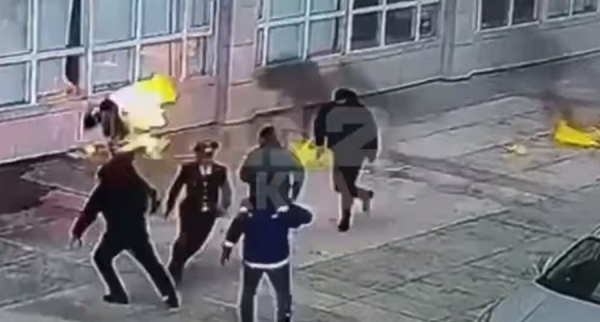 Мужчина совершил самоподжог у здания акимата в Мангистау