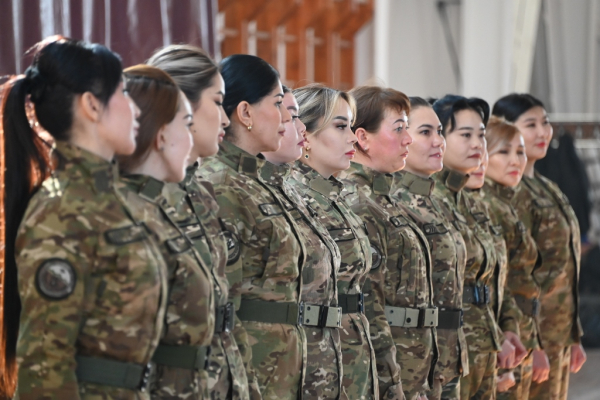Женщины-военнослужащие Шымкентского гарнизона готовятся к параду Победы